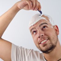 Raspar os cabelos não faz com que eles cresçam mais fortes