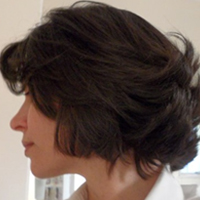 Se você cortar os cabelos curtos, vai ver menos cabelos no chão ou no ralo do banheiro, porque estarão menores