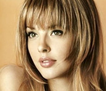 O couro cabeludo é protegido pelos cabelos da franja, o que deixa a pele da testa bem cuidada. A nuca também se beneficia