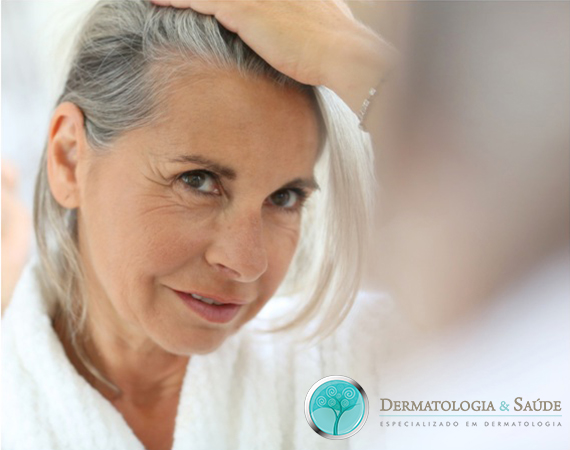 mulheres se percebe uma perda do volume total dos cabelos