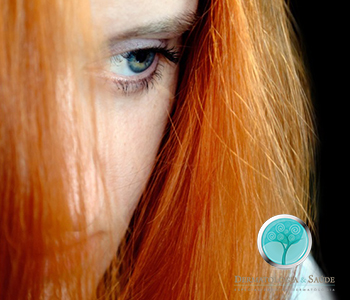 A tendência ao isolamento e desesperança quanto ao futuro são comuns na depressão. 