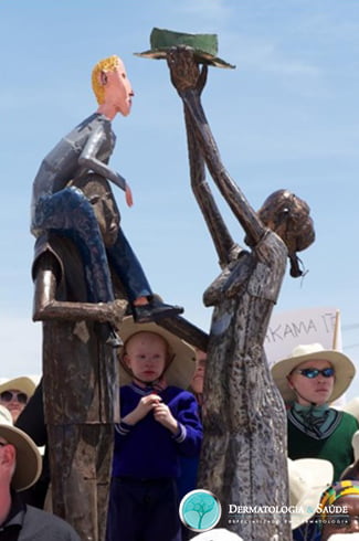Monumento na cidade africana de Sengerema - Casal não portador segurando bebê albino
