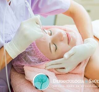 peeling de cristal sendo realizado em paciente