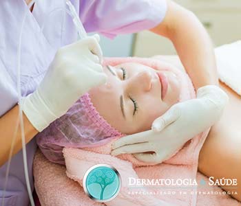 peeling de cristal sendo realizado em paciente