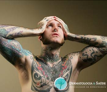 homem tatuado