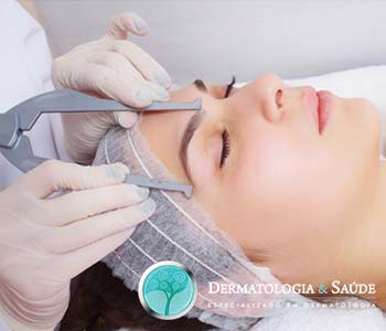 Micropigmentadora medindo as sobrancelhas